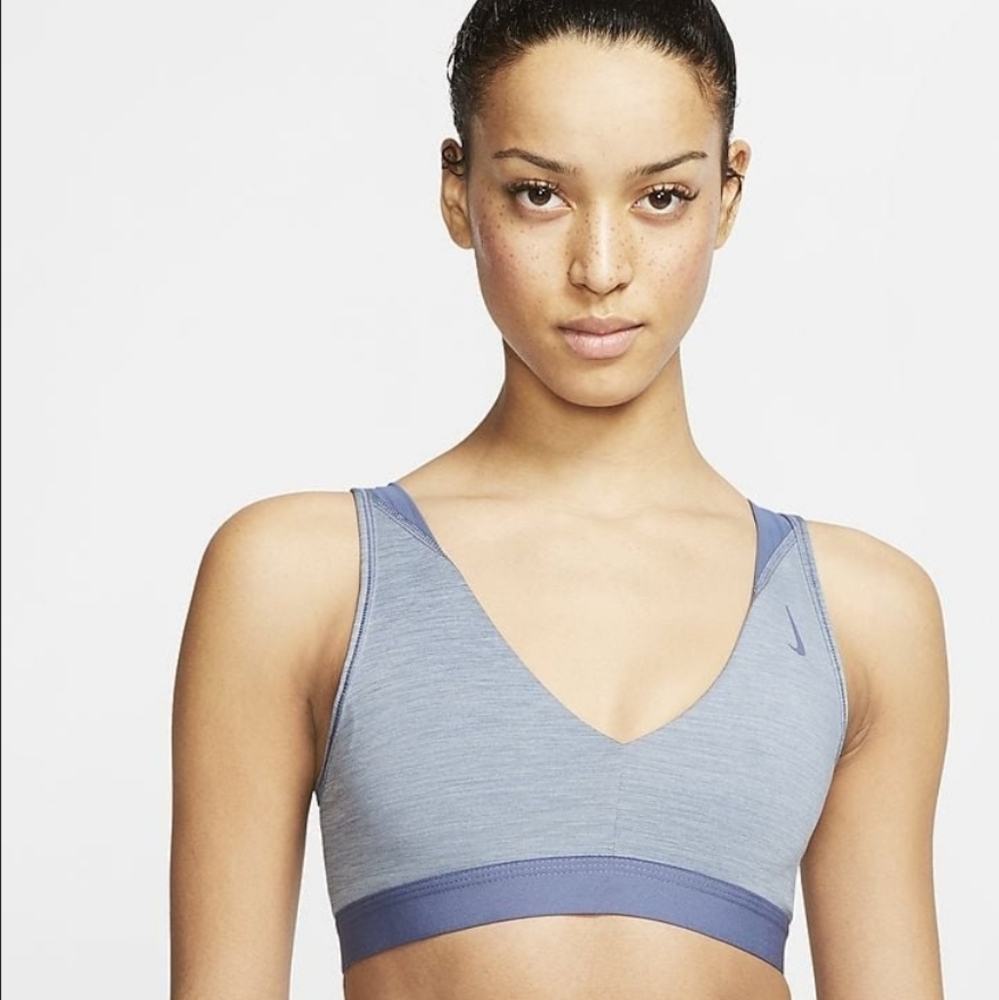 Nike Yoga Women's Light-Support Twisted Keyhole Sports Bra